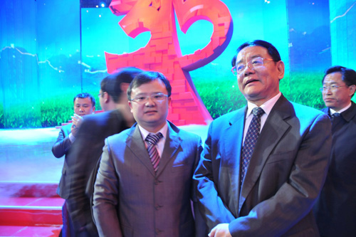 國(guó)家質(zhì)檢總局副局長(zhǎng)劉平均在中央電視臺(tái)演播大廳 2012年3.15晚會(huì)直播現(xiàn)場(chǎng)與中國(guó)質(zhì)量檢驗(yàn)協(xié)會(huì)企業(yè)工作部副主任王劍合影留念。