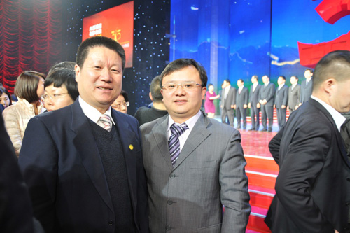 中國(guó)質(zhì)量檢驗(yàn)協(xié)會(huì)企業(yè)工作部副主任王劍與中國(guó)消費(fèi)者協(xié)會(huì)副會(huì)長(zhǎng)兼秘書長(zhǎng)楊紅燦在中央電視臺(tái)演播大廳2012年